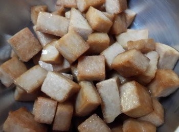 step1: 將素火腿切丁先煎熟備用