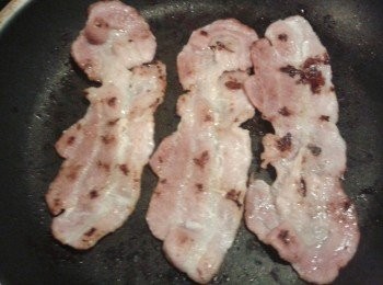 step2: 用平底鍋將培根煎熟，再切粒，用培根粒也可