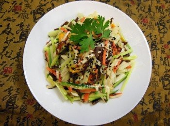 step2: 鍋中下油先炒香<span class="group_1">材料1</span>.接著放入<span class="group_2">材料2</span>拌炒.再加入<span class="group_4">調味料</span>拌勻.最後加入小黃瓜絲和香菜梗拌二下起鍋.盛盤後灑上 芝麻.放上香菜葉裝飾