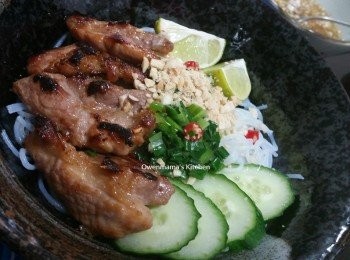 step4: -豬扒用易潔鑊煎至全熟微焦

組合： 

-越式檬粉半斤  (用熟冰水略沖, 徹底瀝乾備用)

-放上香茅豬肉數件 

-蔥油適量 (燒熱2湯匙油, 倒在蔥粒上, 加小許鹽調味)

加青瓜， 洋蔥,  花生碎適量

-淋上<span class="group_3">越式魚露</span>便完成