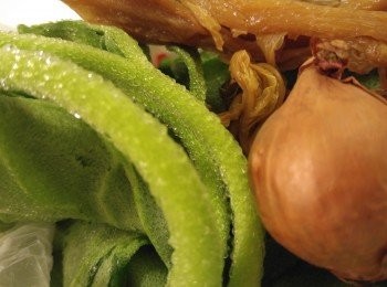 step1: 先將乾梅菜浸軟洗淨揸乾水份切粒,起白鑊炒香梅菜加糖,生抽和油略醃一陣備用。冰菜洗淨切段備用。