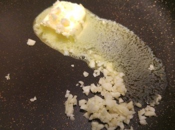 step1: 蒜頭切蓉,再用牛油爆香。