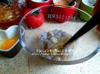 step3: 放入碗內加入蛋白 , 少許鹽及胡椒粉拌勻靜待15分鐘