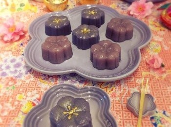 step8: 放涼一陣就可以脫模，之後隨個人喜好灑上食用金粉或金箔作裝飾。