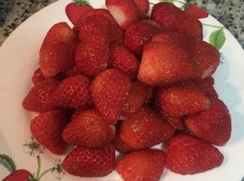 step6: 瀝乾的草莓除去蒂對切成兩半。切之前如草莓沒有全乾則請用廚房紙巾輕輕擦乾。