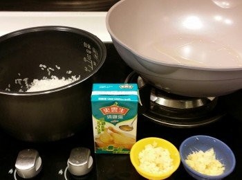 step4: 蒜頭、薑整成蓉，用少許油將蒜蓉、薑蓉炒香