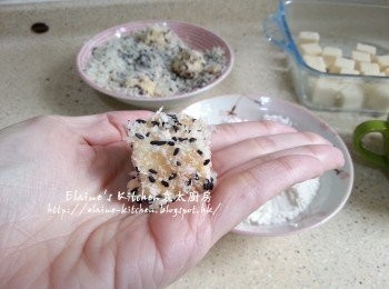 step8: 每件雞蛋豆腐順序沾上薄薄一層麵粉 , 再沾上蛋液 , 最後沾上黑芝麻麵包糠