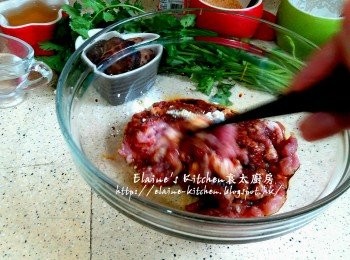 step1: 半肥瘦梅頭肉切絲再切粒後剁成肉餅狀 , 放入大碗內加入<span class="group_2">醃料</span>拌勻先靜待30分鐘