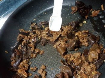 step6: 加入1/4茶匙鹽炒勻