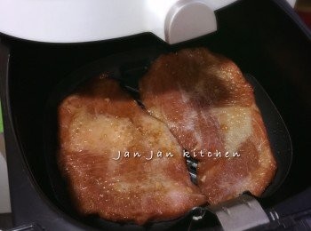 step2: 稍稍括走肉上的蒜蓉，保留醃肉汁，將肉放上專用煎碟，掃上一層醃肉汁，放入已預熱的氣炸鍋內，180度焗5分鐘，打開，兩面都掃上醃肉汁，然後再焗另一面5分鐘。