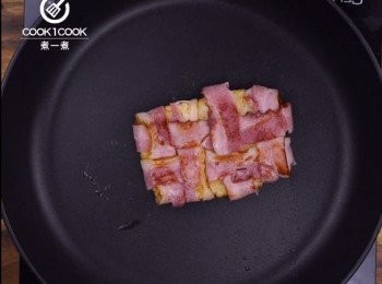 step3: 放在煎pan上煎至變金黃色