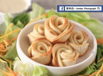 step6: 酥脆好吃的「玫瑰花吐司」完成了~! 食用時沾取適量凱薩醬，搭配沙拉一起吃，超美味的~^^( 開心)