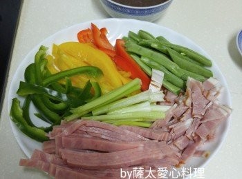 step1: 所有材料切成條狀，花生醬，雞粉，豉油，麻油調成醬料，拌匀。