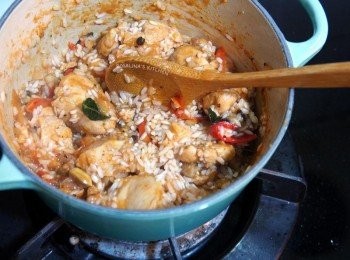 step12: 12.轉小火，或者是關火，將米倒入鍋中，一起拌炒。