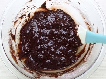 step14: 麵糊以切拌方式,混合至粉類不見即可馬上停止,千萬不要過度攪拌。這樣才可以保有布朗尼蛋糕內部鬆軟的口感。