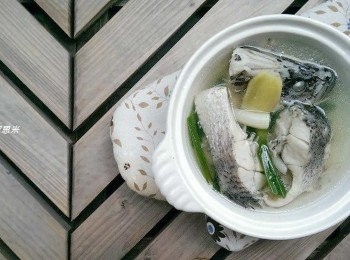 step2: *蓋鍋煮，約五分到八分，可開鍋用筷子稍微插入魚肉看熟了沒。 *起鍋前，放入蔥段與鹽巴調味即可。