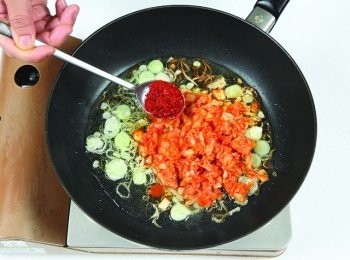 step5: 將泡菜和粗辣椒粉放入蔥油裡拌炒。