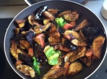 step8: 炒到五成熟，放入炸好的茄子！繼續翻炒！