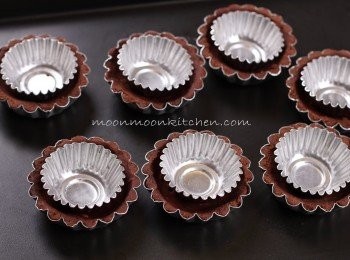 step8: 取出在撻皮上放上牛油紙或錫紙，再放上石仔或小號撻模。