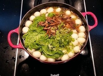step17: 再放入汆燙好的茼蒿,熄火前放入<span class="group_3">配料</span>和香菜,油蔥酥即完成美味的鹹湯圓。