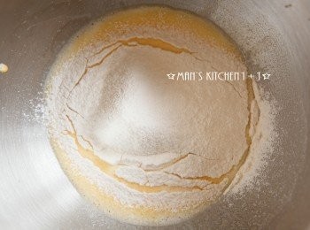 step3: 再來把牛奶、鹽和麵粉倒入步驟1的蛋液中攪拌均勻。