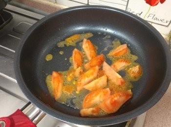 step2: 易潔鑊加油燒熱， 先下茄囊爆香