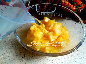 step3: 將菠蘿肉切細粒放入碗內 , 加少許鹽及水蓋過面浸5分鐘後瀝乾水份備用