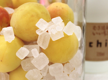 step6: 一層梅子一層糖放入玻璃瓶內。