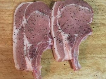 step2: 用鹽巴和黑胡椒粉稍微把豬大排調味。