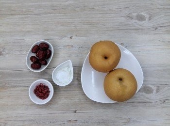 step1: 先將兩顆水梨去皮備用,如使用安全有機的水梨可不用去皮。再將紅棗清洗乾淨,枸杞稍微沖水乾淨備用。