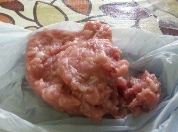 step1: 材料：
首先所有材料攪均，加入麻油及胡椒粉，達一達膠類，因為包燒買時實啲，或不會鬆出來，約果有不認識的話，可以觀看我的相片