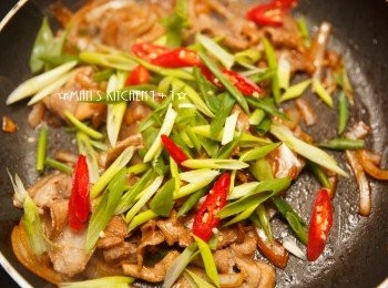 step4: 最後在起鍋前再加入青蔥與辣椒炒熟後就完成了喔。