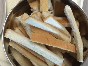 step1: 如果有土司邊就用土司邊不然整片吐司切條也可以