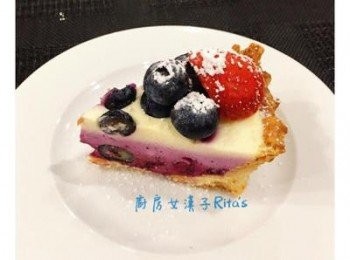 step9: 冷藏2-3小時即可取出切塊,用對切的草莓和剩下的藍莓做裝飾,可用剩下的藍莓醬刷在水果上增加光澤,最後灑上糖粉即可享用.