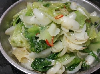 step5: 椒絲腐乳鮮百合炒生菜

材料 :

生菜 500克
鮮百合 200克
腐乳 3 磚 ( 用黃酒, 糖先搓成糊 )
辣椒 1 隻 (切碎或切絲)
蒜頭 (切碎) 少許
乾蔥 (切碎) 少許
薑 (切絲) 2 片
糖 1 茶匙
雞粉 少許
黃酒 少許

做法 :

大火起鑊放入蒜頭, 乾蔥, 薑絲, 生菜快炒, 再放入腐乳, 少少雞粉, 糖, 辣椒絲, 鮮百合大火快炒, 少少麻油, 生粉水埋芡 , 完成 .