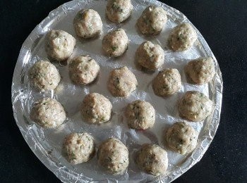 step9: 將冷凍好的肉，搓成適合大小，放入光波爐，用200度火，烤焗 10 分鐘，肉丸在烤焗中，預備白菜仔。