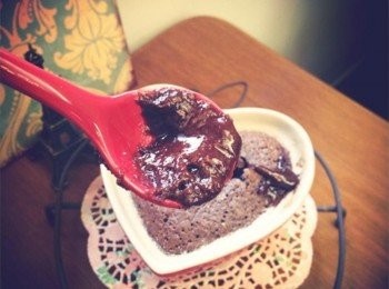 step10: 挖一口來吃~~~立刻湧現出如同熔岩般的巧克力呀!! 熱熱的吃~~好美味唷:) 很推薦給喜愛巧克力的人呢!!!