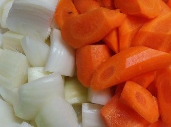 step1: 1. 紅蘿蔔去皮切角；洋蔥去衣切角。
2. 牛肋條放入凍水中，開火汆水後，用清水沖乾淨。