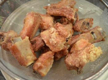 step4: 放入油中炸至微金黃色，撈起。