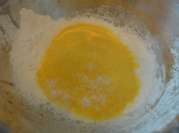 step1: 製作玉米片:

將低筋麵粉過篩放入攪拌盆中，再加入玉米粉和鹽混合均勻。