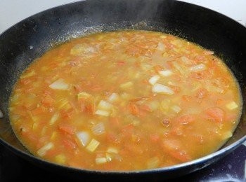 step4: 加入適量的水，讓醬汁煮約10分，紅醬就完成了