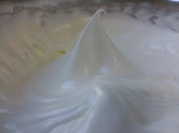 step4: 砂糖分3次加入把蛋白打至企身起角。然後分3次用fold in方法輕輕將蛋白拌入粉漿直至完全混合。