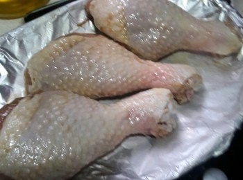 step2: 將雞肶放碟上，將多餘醃汁掃在雞肶上，2O0度預熱焗爐，放雞肶入爐焗2O分鐘，其中10分鐘反一次，再後掃蜜糖將焗爐調至22O度每邊焗5分鐘完成。