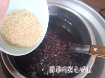 step5: 放入二砂糖或黑糖，調一下甜味。電鍋再放1杯水繼續煮一下，煮好後，再悶15分鐘。