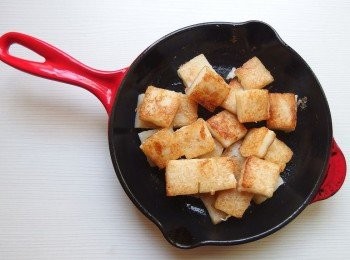 step2: 熱油鍋後，將蘿蔔糕煎至兩面金黃色澤。