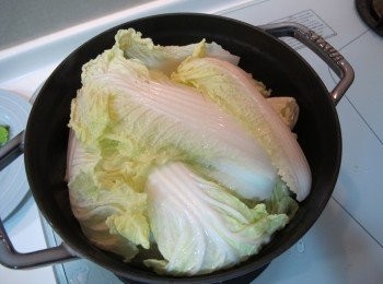 step2: 放入娃娃菜(不必翻炒)，放入2大匙水，蓋上鍋蓋用小火悶煮20分鐘。