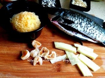 step3: 薑去皮切片 , 浸軟的無花果切半 , 雪耳浸水待軟