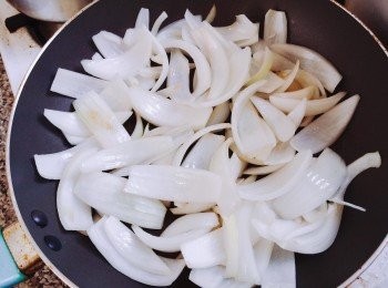 step1: 洋蔥切好拎去用中火炒一炒～