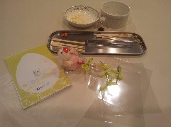 step2: 先用竹韱（也可以用百力支）横拮入椰絲棉花糖作固定雞身平行，，用白朱古力黏合各部份待朱古力漿凝固便成，可以包裝起來送給朋友