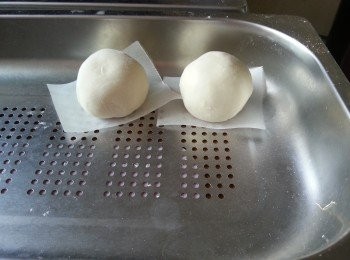 step16: 收口向下,放在牛油紙上,蓋上蓋待粉糰休息一個鐘,大火蒸15分鐘即可